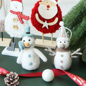 Figurines de bonhomme de neige et Père Noël en feutre sur support bois Noël