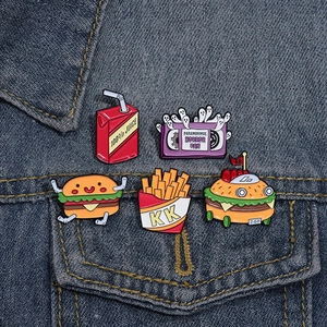 Lot de 5 épinglettes en émail motif burger et frites sur fond en tissu denim bleu foncé