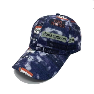 Detalle de estampados de grafiti en gorra de lona azul marino tie-dye con estilo urbano