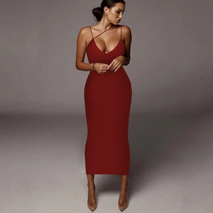 Détail de la robe midi sans manches rouge foncé avec col en V croisé et coupe ajustée