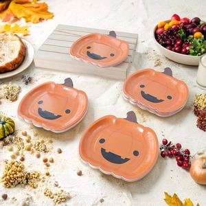Leuke pompoen papieren borden voor Halloween feest, wegwerp servies en schattige snacks.