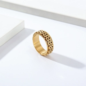 Polished gold rotatable spinner ring with chain texture for anxiety relief
