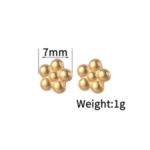 Close-up of gold flower earrings with 7mm diameter and 1g weight specifications