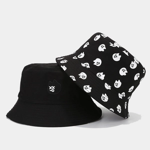 Chapeau bob réversible avec broderie de chat mignon et imprimés à motifs sur tout le pourtour
