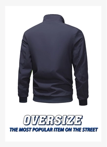 Vista posteriore della giacca oversize blu navy con orlo a coste e dettagli verde neon