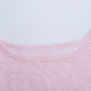 Primer plano de la textura de encaje floral rosa y costuras en el escote de la prenda