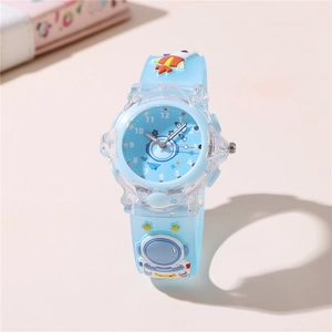 Détail du bracelet en silicone bleu avec motifs 3D d'astronautes et de fusées