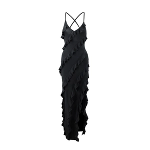Détails des bretelles croisées et volants superposés sur une robe longue noire
