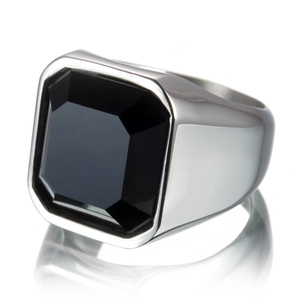 Bague pour homme en acier argenté avec grand onyx noir carré vue sous un angle latéral