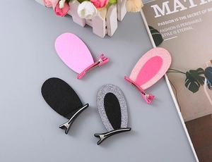 Vue détaillée de barrettes oreilles de lapin 3D avec paillettes et feutrine sur pinces bec