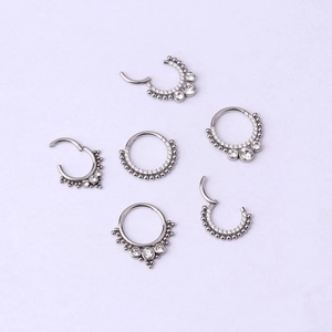 Anneaux de nez en acier inoxydable 16G polis avec zircons sur fond violet