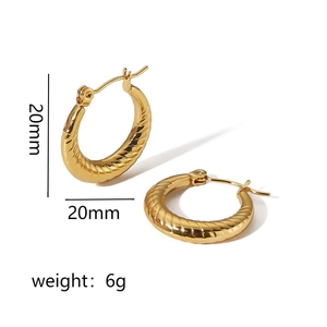 20mm ribbed 18K gold plated stainless steel hoop earrings with glossy finish