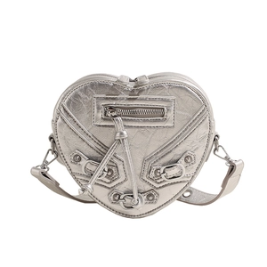 Sac bandoulière argenté en forme de cœur avec cuir froissé métallisé et rivets style biker