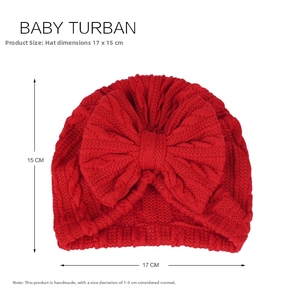 Détail du bonnet turban rouge pour bébé avec grand nœud et maille torsadée