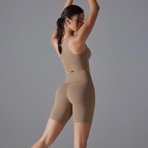 Dettaglio del reggiseno sportivo senza cuciture e pantaloncini a vita alta kaki