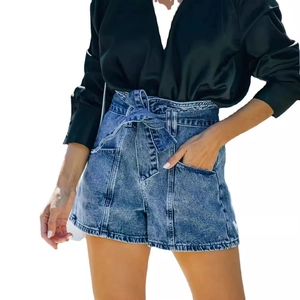 Pantaloncini di jeans blu vintage a vita alta da donna con cintura e gamba dritta