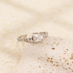 Elegant S925 sterling silver wedding ring with emerald cut zircon and side stones