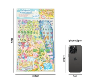 Confronto dimensioni degli adesivi PET Rainbow Wonderland accanto a uno smartphone