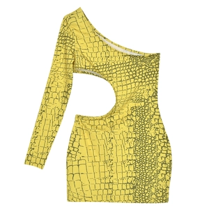 Detail eines One-Shoulder-Kleides mit Cut-out-Taille und grünem Krokodilleder-Print