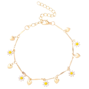 Bracelet de cheville doré avec marguerites et cœurs pour un style plage chic