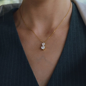 Elegante collana placcata oro 18K con doppio cuore in zirconia indossata da modella