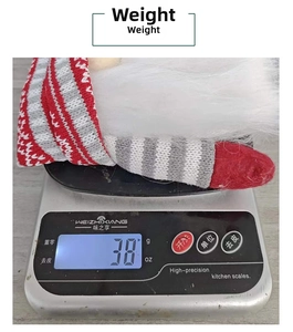 Détail montrant le poids léger de 38g de la housse de bouteille de gnome tricoté