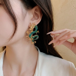 Elegante polsino da orecchio a forma di drago placcato oro con zirconi verdi vivaci