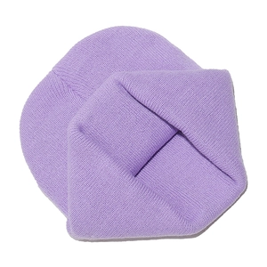 Gros plan sur la texture du bonnet en tricot violet doux et le savoir-faire du tricotage