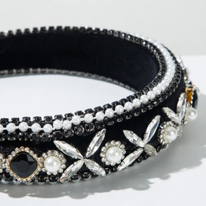 Serre-tête baroque rembourré avec perles blanches et strass sur velours noir