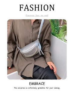 Detail of silver crossbody bag with litchi texture and stylish metal chain strap