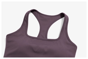 Détail du soutien-gorge de sport à dos nageur avec coutures doubles en tissu élastique