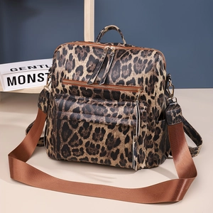 Detailansicht des Rucksacks mit Leopardenmuster, PU-Ledertextur und Doppelreißverschlüssen