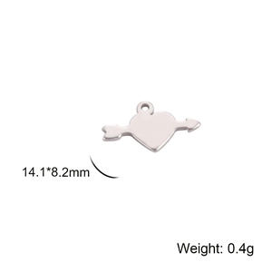Detailed silver arrow-through-heart pendant showing dimensions 14.1x8.2mm and 0.4g weight