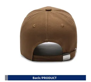 Vue arrière de la casquette en coton marron montrant la boucle réglable en métal