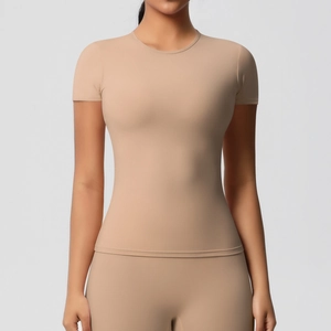 Gros plan d'un t-shirt de yoga gainant séchage rapide avec coutures sport sans couture