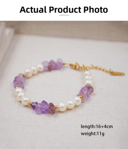 Détail du bracelet en cristal violet et perles d'eau douce avec fermoir doré réglable