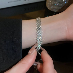 Gros plan d'un bracelet gourmette cubaine scintillant avec strass et chaîne réglable