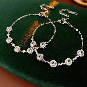 Détail de bracelets en pierres bleu clair avec halo de zircons sur velours