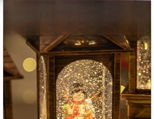 Details einer Weihnachtslaterne mit Schneemännern und warmem LED-Lichteffekt