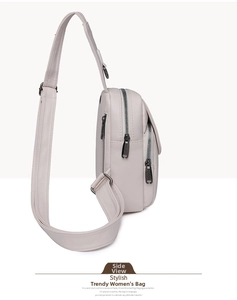 Détail du sac de poitrine en cuir PU beige avec fermetures éclair argentées multicouches