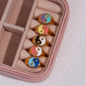 Lot de cinq bagues chevalières Yin Yang en émail plaqué or 18K dans un écrin rose