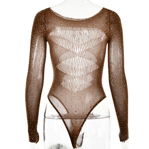 Gros plan d'un body en maille marron transparent avec strass brillants et manches longues