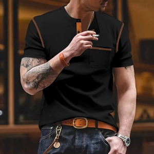 Détail d'un polo noir pour homme avec coutures contrastées orange et col boutonné Henley