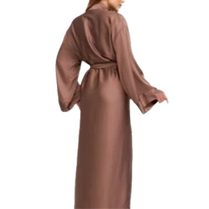 Peignoir en satin moka avec manches longues et ceinture vu de dos sur fond blanc