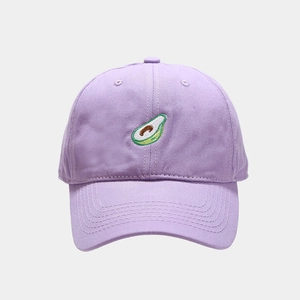 Dettaglio del ricamo avocado su un cappellino da baseball in cotone viola morbido