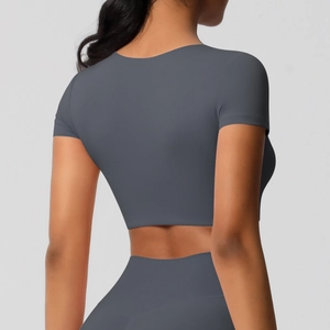 Vue arrière du crop top de sport gris anthracite sans couture montrant la coupe ajustée