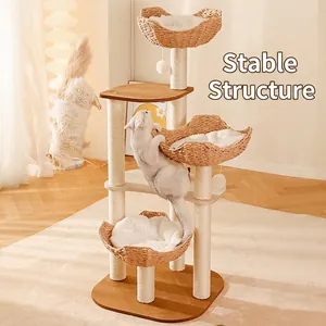 Arbre à chat multiniveaux avec poteaux en sisal et trois paniers tressés douillets