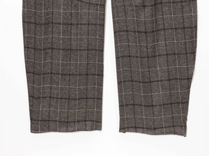 Détail du pantalon à carreaux en laine mélangée montrant la texture sergée gris anthracite