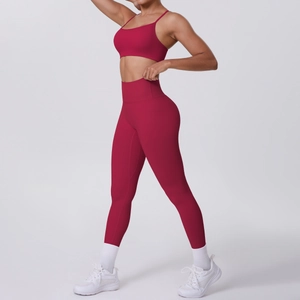 Vue latérale avant du soutien-gorge de sport rouge et du legging de yoga taille haute