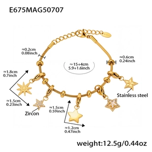 Dettaglio di bracciale stella in acciaio inossidabile dorato con ciondoli in zircone e misure